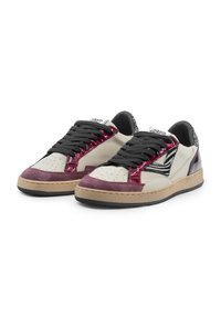 Sneakers con una tomaia in pelle crema, camoscio bordeaux e accenti lucidi viola, lacci neri e tallone nero testurizzato. Suola in gomma.