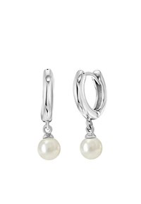 Boucles d'oreilles en argent avec des perles blanches pendantes, présentant une finition polie et des formes arrondies. Le design inclut des accents lisses et un fermoir sécurisé.