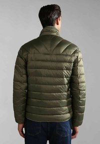Giacca a vento verde oliva con trapuntatura orizzontale, colletto alto e una texture liscia e lucida. Presenta cuciture nascoste alle spalle.