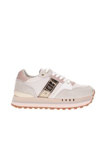 Baskets blanches et gris clair en matériaux suède et textile, avec des accents argentés métalliques, un bout rond et une semelle en caoutchouc texturée.