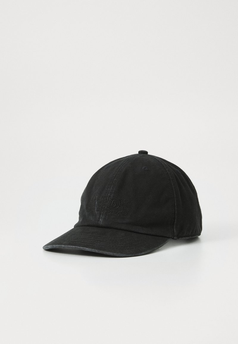Casquette de baseball en coton noir avec une visière incurvée, broderie du logo ton sur ton à l'avant et design structuré pour un look ajusté.