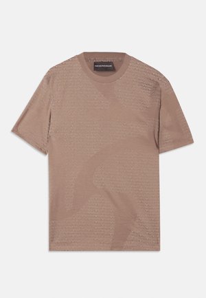 Kortermet lys brun t-skjorte laget av myk stoff med et subtilt mønster av Emporio Armani-logoen over hele. Rund hals med sømdetaljer.