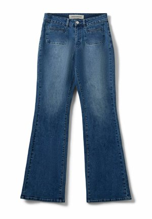 Jeans acampanados de mezclilla azul, con bolsillos frontales, cierre de botón y un ligero desgastado. La cinturilla es de altura estándar y corte recto.