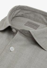 Szara koszula w paski z kołnierzykiem zapinanym na guziki, wykonana z teksturowanej tkaniny. Metka brzmi "DAN JOHN REGULAR" i ma białe guziki.