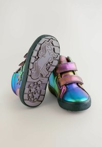 Buty na rzepy w iryzującym materiale, z fioletowymi i turkusowymi odcieniami. Podeszwa prezentuje grafikę jednorożca oraz wzory gwiazd.
