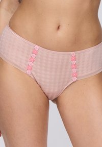 Roze ondergoed met een patroon en bloemmotieven. Zacht, gestructureerd materiaal met een gemiddelde taillehoogte en gladde randen.
