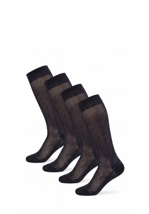 Vier paar zwarte doorschijnende kniekousen in een rij, die de volledige lengte en voetvorm van elk paar tonen.