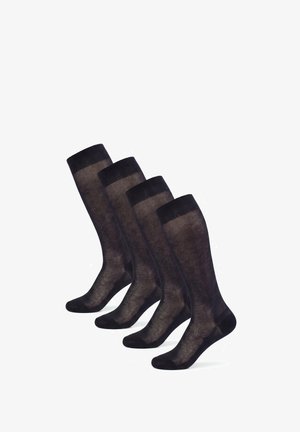 Vier Paare schwarze, transparente knielange Socken nebeneinander angeordnet, die die volle Länge und Fußform jedes Paares zeigen.
