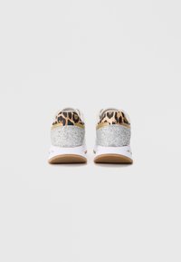 Sneakers sportive con tomaia a stampa leopardata, tacco con glitter argento e suola intermedia bianca. Caratterizzate da un design ammortizzato e suola in gomma.