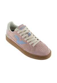 Scarpa da ginnastica in suede rosa con dettagli azzurri e lacci crema. Area delle dita perforata e suola in gomma testurizzata. Etichetta del marchio sul linguetta.