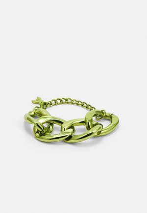 Bracelet à maillons épais vert citron, avec fermoir mousqueton et chaîne réglable sur fond blanc uni.
