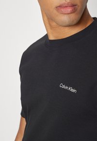 Calvin Klein MICRO LOGO 2 PACK  - Paprasti marškinėliai - black/tawny port