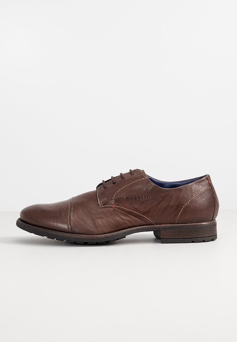 Chaussure habillée à lacets en cuir marron pour homme avec bout rapporté et détail latéral estampillé, semelle foncée et talon bas empilé.