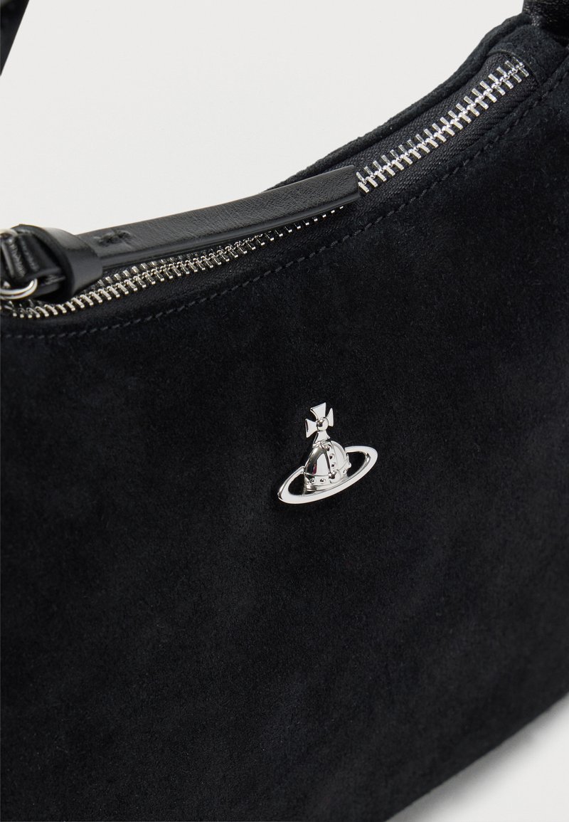 Schwarze Wildledertasche mit silbernem Reißverschluss und einem kleinen glänzenden silbernen Kugel- und Ringemblem auf der Vorderseite.