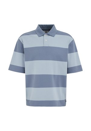 Polo à manches courtes avec de larges rayures horizontales bleues claires et moyennes et une patte à deux boutons.