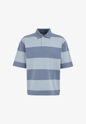 Polo à manches courtes avec de larges rayures horizontales bleues claires et moyennes et une patte à deux boutons.