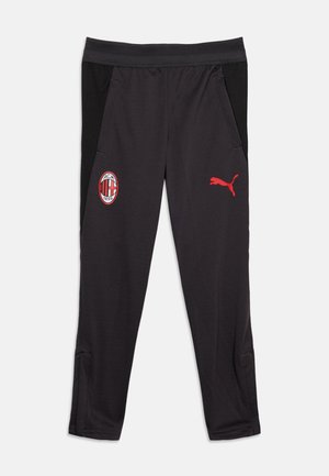Czarne sportowe spodnie z emblematem AC Milan na lewej uda i czerwonym logo Puma na prawej uda, z bocznymi kieszeniami i zwężanymi nogawkami.