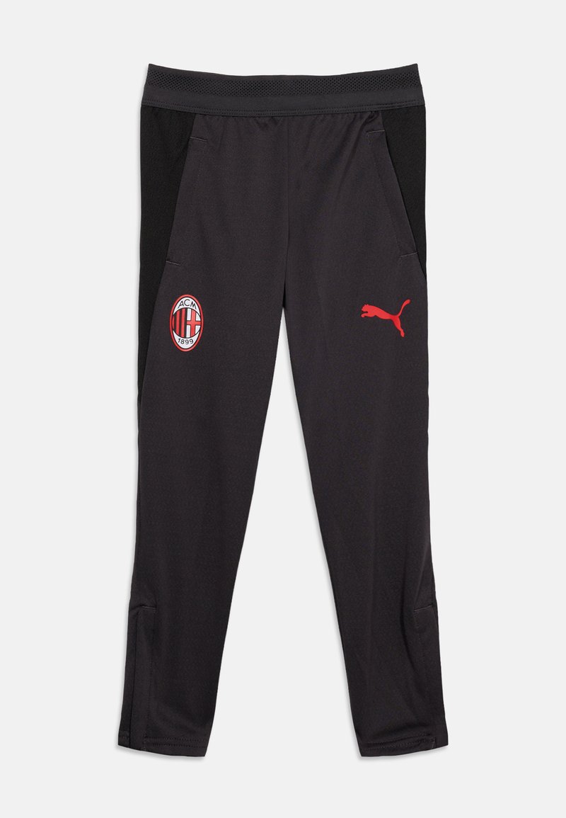 Μαύρο αθλητικό παντελόνι με το σήμα της AC Milan στον αριστερό μηρό και το κόκκινο λογότυπο της Puma στον δεξιό μηρό, με πλαϊνές τσέπες και στενή γραμμή στα πόδια.
