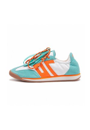 Zapatilla casual con ante azul verdoso, tejido blanco y detalles naranjas, con cordones naranjas y negros y una suela baja de goma marrón.