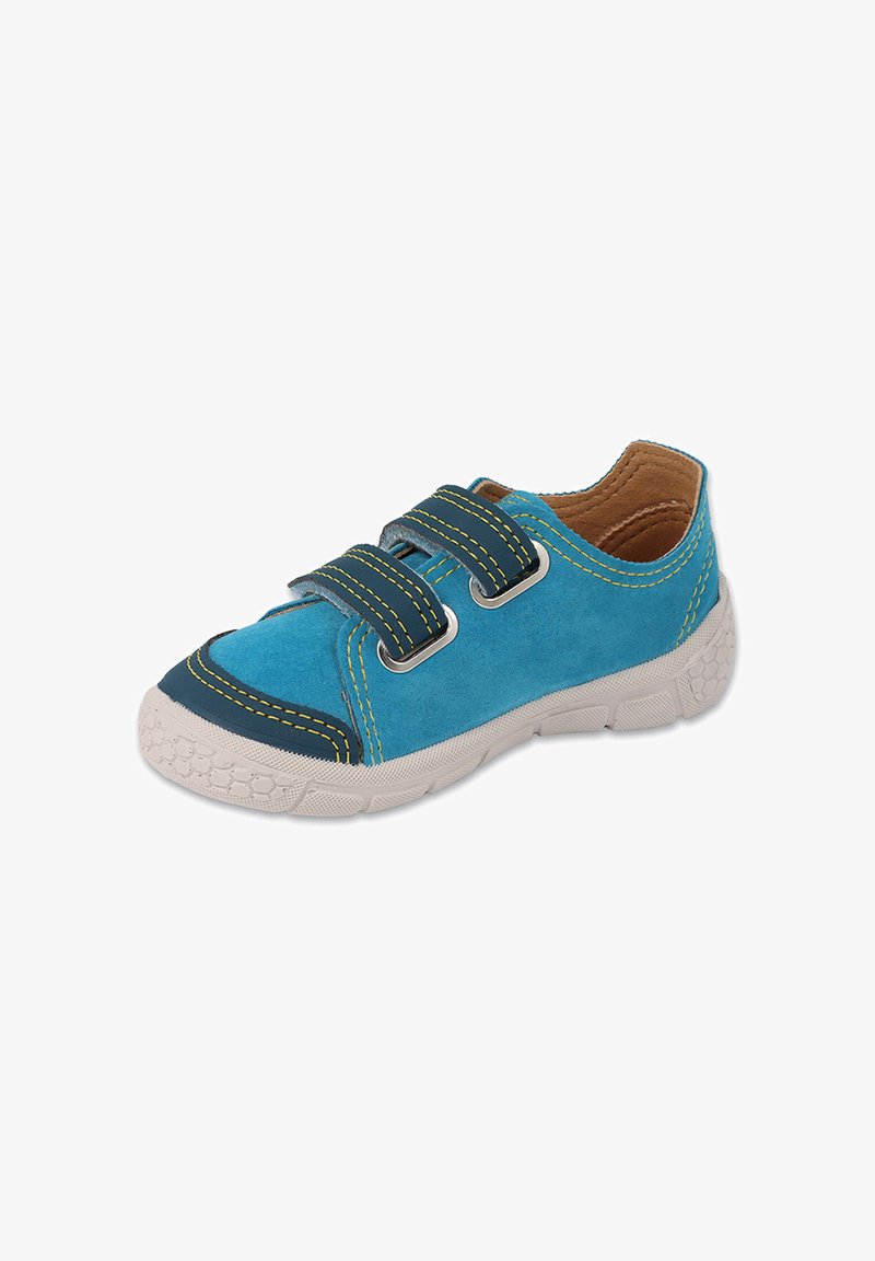 Niebieskie zamszowe sneakersy z zielonymi akcentami, dwoma paskami na rzepy, białą gumową podeszwą i teksturowanym wzorem podeszwy.