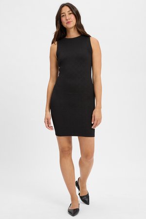 Zwarte, mouwloze bodyconjurk met een gestructureerd patroon, tot op de knie, gladde stof, gecombineerd met zwarte schoenen met een puntige neus.