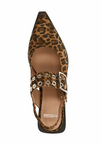 Leoprid-Muster spitz zulaufender Schuh mit seitlichen Ausschnitten, einem breiten Riemen mit silbernen Ösen und einer flachen schwarzen Sohle. Das Material scheint strukturiert zu sein.