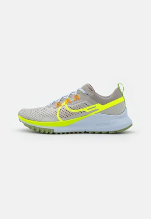 Chaussure de course Nike React gris clair avec accents jaune néon, passants orange, lacets blancs et semelle texturée sur fond blanc.
