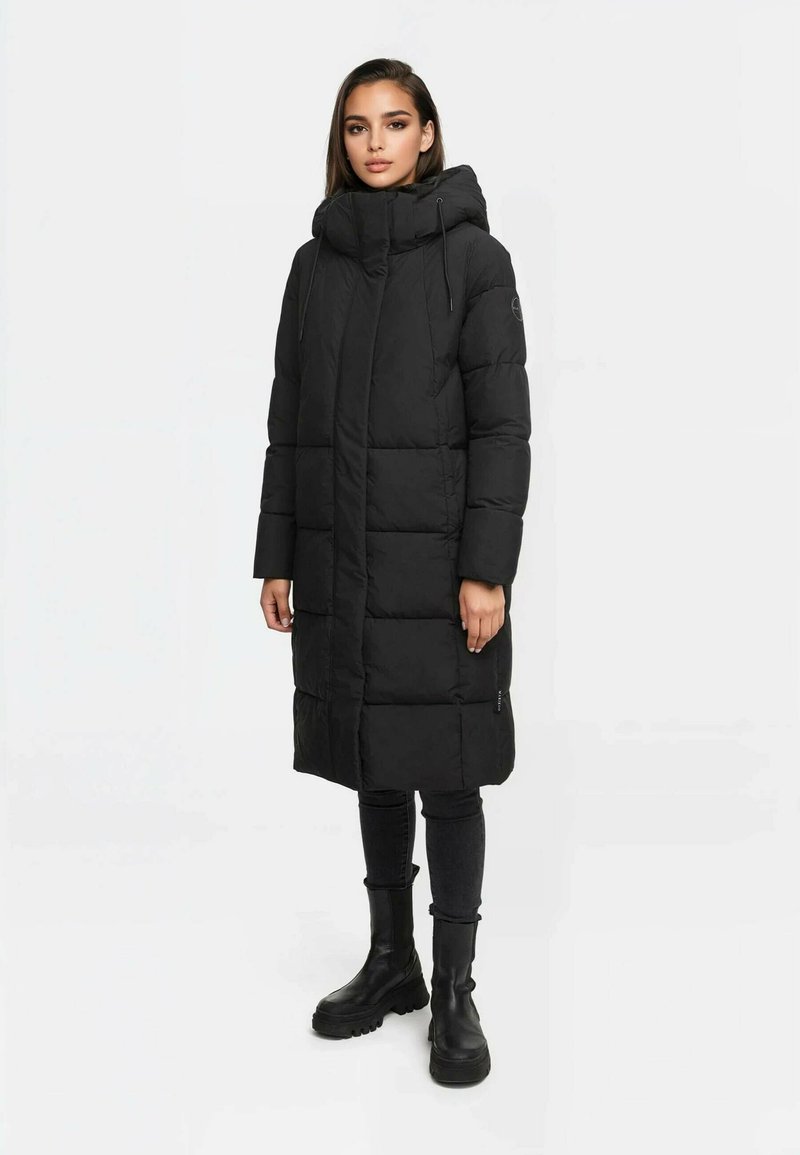 Abrigo acolchado negro con un cuello alto, bolsillos con cremallera y un diseño hasta las rodillas, que presenta un patrón acolchado y una capucha desmontable.