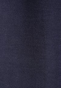 Marineblauwe stof met een gladde structuur, voorzien van een strakke binding en subtiele glans, geschikt voor kleding of meubelstof.