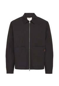 Veste noire à fermeture éclair fabriquée en tissu texturé. Elle présente un col pointu, deux poches avant et un logo discret sur la poitrine.