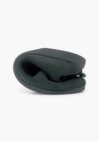 Zapato verde de gamuza sin cordones con un diseño curvado. Parte superior suave y texturizada y una resistente suela de goma negra. Forma compacta y flexible.