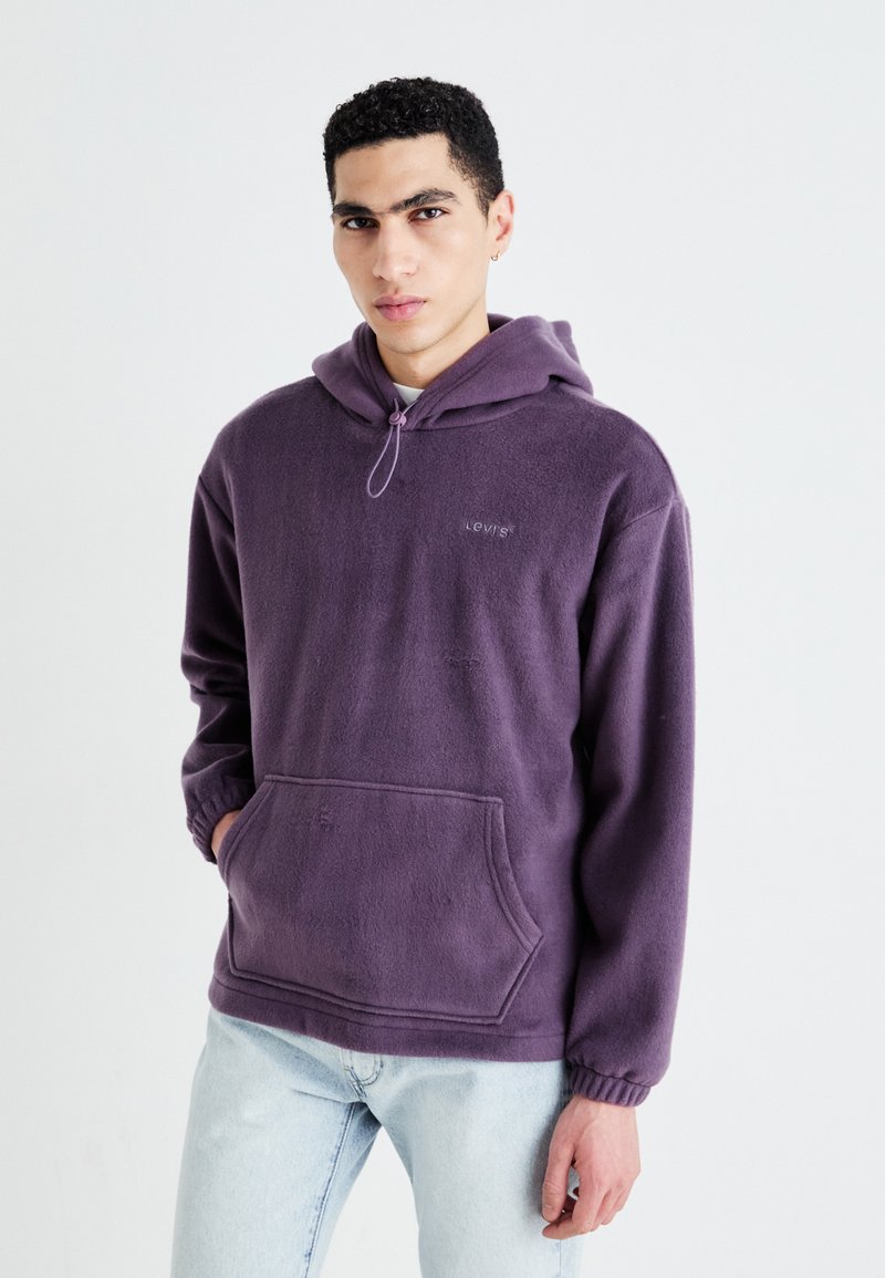 Paarse fleece hoodie met een voorzak, verstelbare trekkoordcapuchon en elastische manchetten. "Levi's" logo geborduurd op de borst.