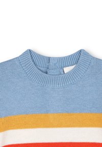 Pull en tricot bleu clair avec un col rond côtelé, présentant des rayures horizontales en orange, jaune, blanc et rouge sur le corps.