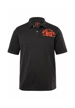 Schwarzes Poloshirt aus Baumwolle mit einem Kragen, zwei Knöpfen und einem roten, gestickten Detail "HERITAGE 80" auf der linken Brust.
