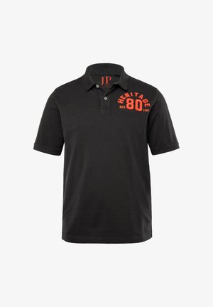 Schwarzes Poloshirt aus Baumwolle mit einem Kragen, zwei Knöpfen und einem roten, gestickten Detail "HERITAGE 80" auf der linken Brust.