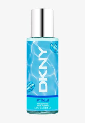 Niebieska butelka mgiełki zapachowej DKNY Bay Breeze z srebrną nakrętką, wzorem fal wodnych i etykietami „Be Delicious Pool Party”, 250 ml.