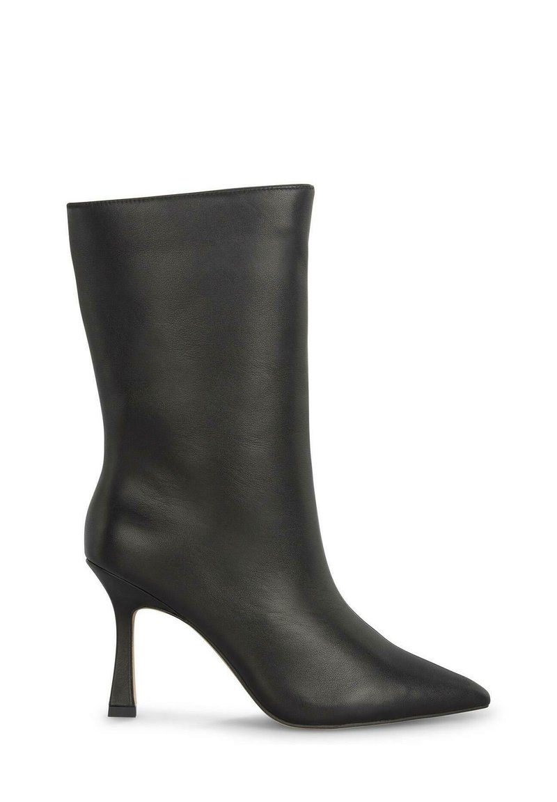 Czarne skórzane botki za kostkę z szpiczastym noskiem i obcasem typu stiletto. Gładka faktura, czyste linie i elegancki, minimalistyczny design.
