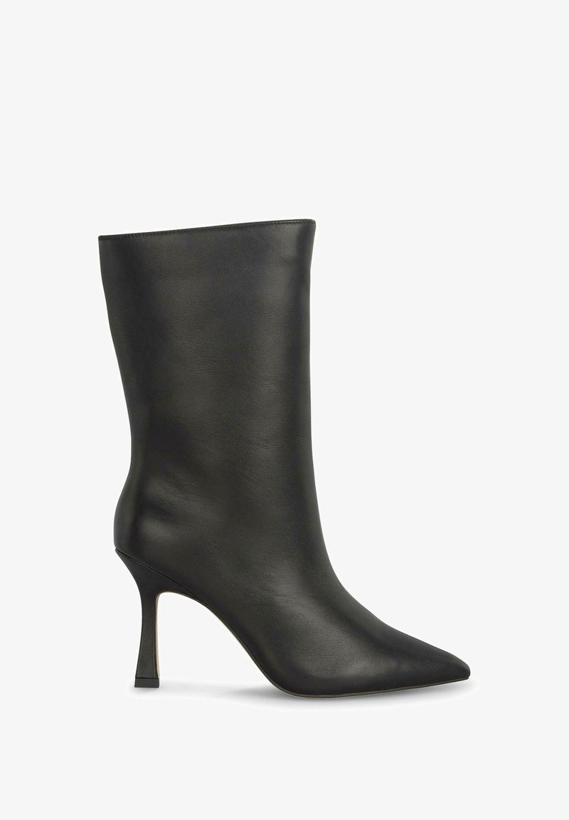 Bottines en cuir noir avec un bout pointu et un talon aiguille. Texture lisse, lignes épurées et design minimaliste élégant.