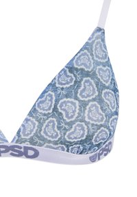 Driekhoek beha cup met een blauw-wit bloemenhart patroon en een witte elastische band met daarop het paarse PSD-logo.