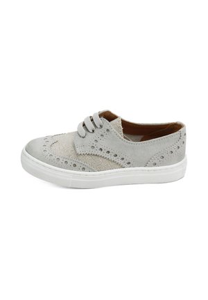Zapato de tacón bajo en ante gris claro y tela, con detalles perforados de estilo brogue, cordones y suela de goma blanca.