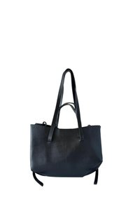 Schwarze Leder-Tote mit zwei Schulterriemen, glatter Textur und schlichtem Design. Verfügt über eine obere Öffnung und dezente Nähte.