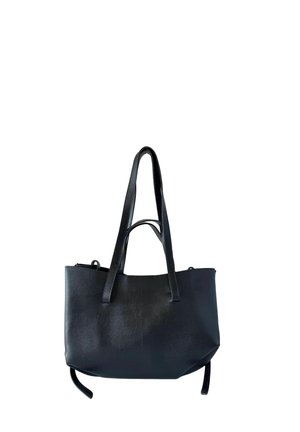 Schwarze Leder-Tote mit zwei Schulterriemen, glatter Textur und schlichtem Design. Verfügt über eine obere Öffnung und dezente Nähte.