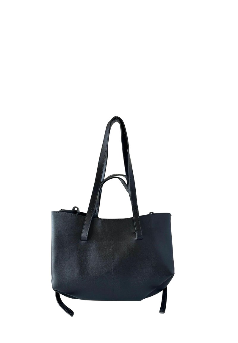 Schwarze Leder-Tote mit zwei Schulterriemen, glatter Textur und schlichtem Design. Verfügt über eine obere Öffnung und dezente Nähte.