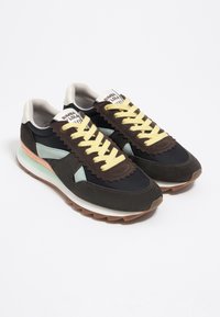 Sportowe sneakersy z czarną i granatową tkaniną górną, brązowymi zamszowymi akcentami, żółtymi sznurówkami oraz pastelowym paskiem po bokach. Gumowa podeszwa.