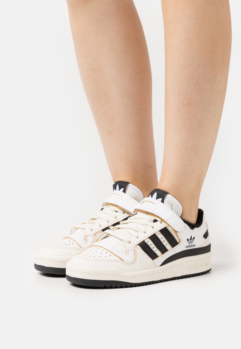 adidas Originals FORUM 84 Trainers off white/core black/footwear