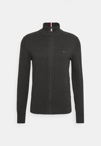 Ciemnoszary sweter na zamek z wysokim kołnierzem, prążkowanymi mankietami i dołem. Został ozdobiony małym logo na piersi i ma gładką fakturę.