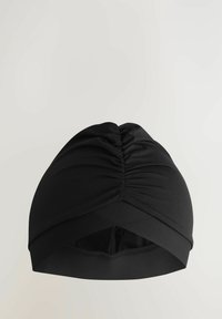 Căciulă de înot neagră, elastică, cu cusătură centrală adunată și margine frontală pliată, concepută pentru o potrivire strânsă.