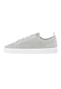 Szare, dzianinowe sneakersy o oddychającym splocie, z białą gumową podeszwą i płaskimi sznurowadłami. Posiadają wyściełane kołnierz i pętlę ułatwiającą zakładanie.