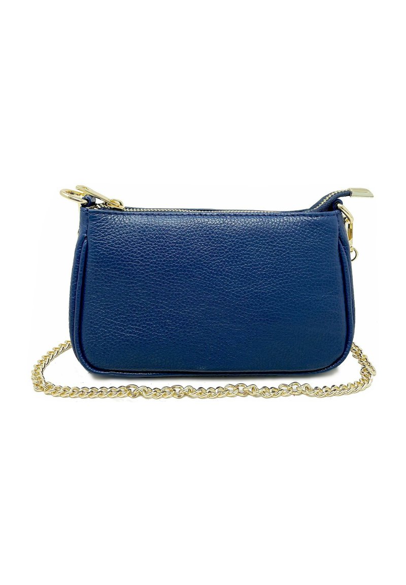 Marinblå lädercrossbodyväska med pebblad struktur, dragkedjestängning och ett guldkedjestropp. Rektangulär form med rundade kanter.