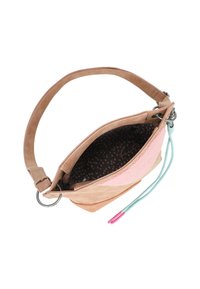 Braune Wildleder-Crossbody-Tasche mit pinkem Akzent, Reißverschlussverschluss und gepunktetem Futter. Verfügt über einen flachen Riemen und hellblaue Kordeln.